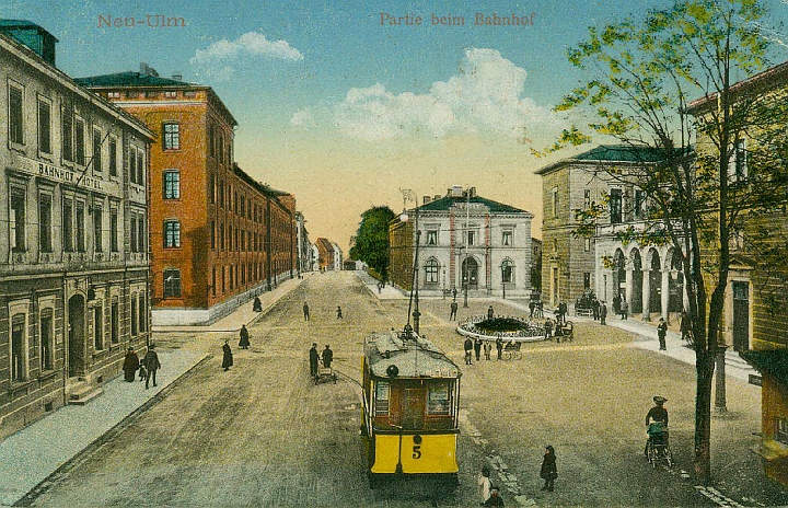 neu_ulm001.jpg - Neu-Ulm. Rechts der Bahnhof und links die Friedens Kaserne.