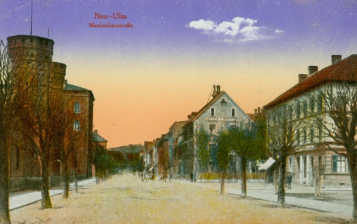 neu_ulm004.jpg - Neu-Ulm. Maximilianstrasse und Eingangsportal der Friedenskaserne.