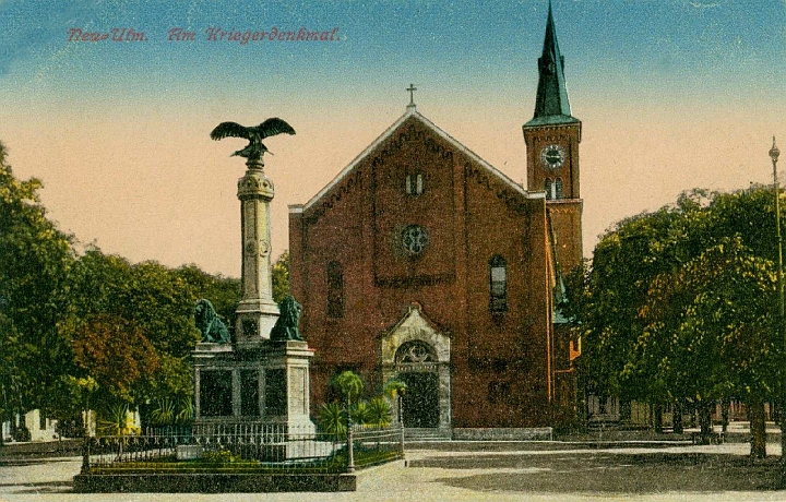 neu_ulm005.jpg - Neu-Ulm. Katholische Kirche mit Kriegerdenkmal.