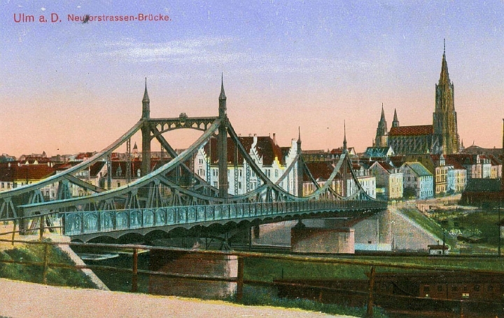 ulm013.jpg - Die Neutorbrücke. Überquerung der Eisenbahnstrecke nach Norden. Die Konstruktion ist ein Stahlfachwerk . Sie wurde 1904 erbaut.