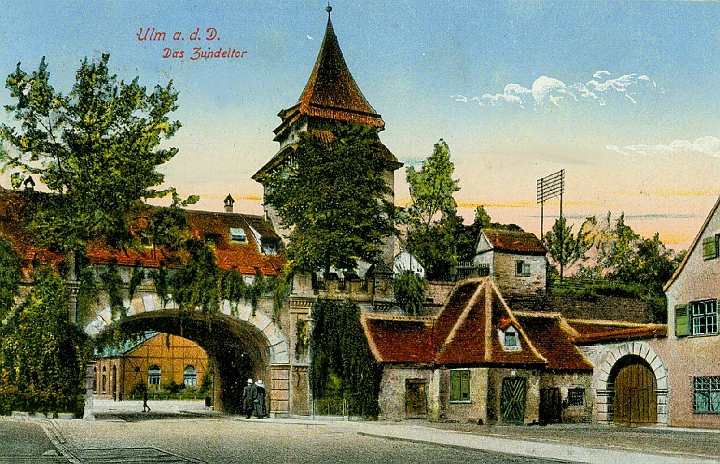 ulm019.jpg - Der Seelturm an der Stadtmauer. Später wurde der Turm auch Zundelturm genannt, da hier die Stadt im 18. Jahrhundert den zum Schießen benötigten Zunder lagerte