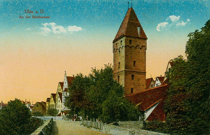 ulm020.jpg - Stadtmauer an der Donau mit Metzgerturm der 1345 erbaut wurde. Er hat eine Schieflage von über 2 Meter und wird deshalb auch der schiefe Turm von Ulm genannt.