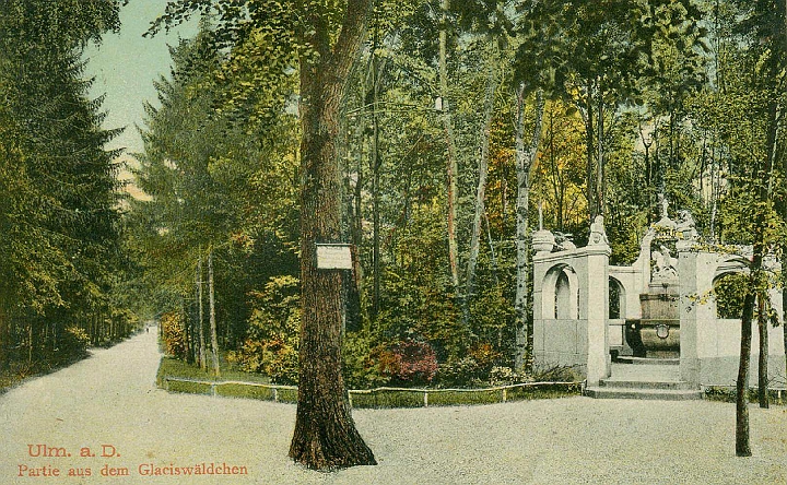 ulm023.jpg - Brunnen im Glaciswäldchen in der Weststadt, der heute noch erhalten ist.