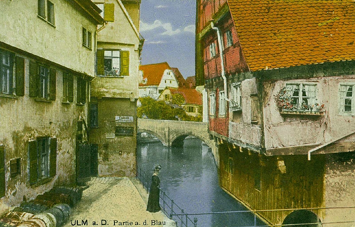 ulm025.jpg - Das Schiefe Haus liegt an der Blau und gegenüber der Staufermauer. Die älteste erhaltene Stadtmauer in Ulm. Das in der Mitte des 14. Jahrhunderts entstandene kleine Fachwerkhaus ist bis heute in seiner Größe erhalten geblieben. Bereits um 1620 musste die Schräglage abgefangen werden. Heute wird das Haus als Hotel genützt.