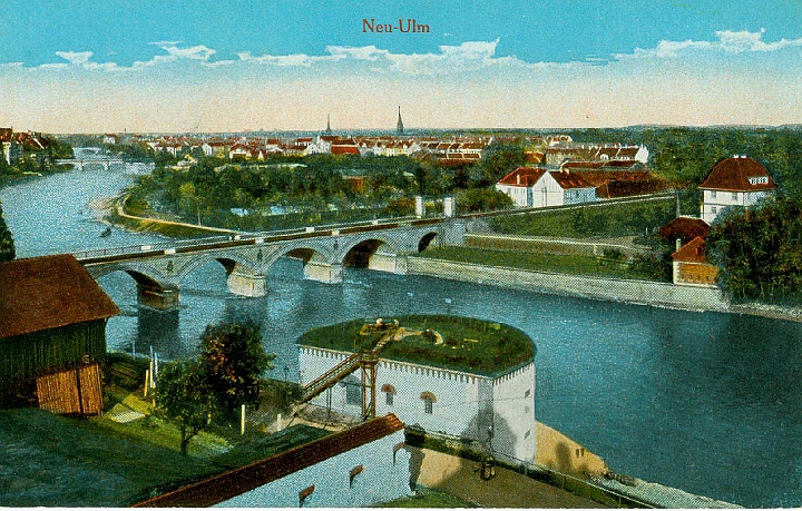 ulm027.jpg - Blick auf Neu-Ulm mit Eisenbahnbrücke und einem Teil der Bundesfestung. Am 18. Mai 1810 wurde die Grenze auf der Mitte der Donau neugezogen. Somit gehörte Neu-Ulm zum Königreichen Bayern und Ulm zum Königreichen Württemberg. Grundlage war der Pariser Staatsvertrag von 1810 der nach den Napoleonischen Kriegen ausgehandelt wurde.