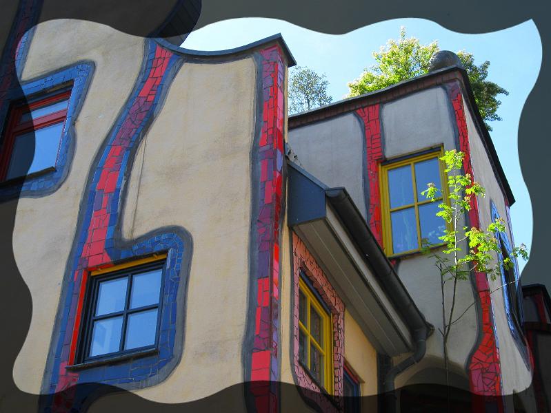 hundertwasser07.JPG - Nicht weniger als 440 Fenster hat der Innenhof.