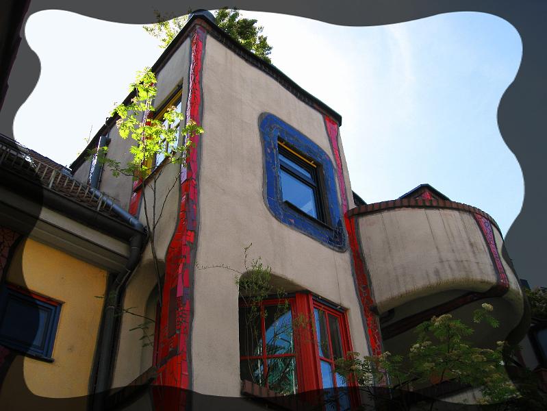 hundertwasser08.JPG - Rund 24 verschiedene Fenstertypen hat Hundertwasser verwendet. Da sie alle mit unterschiedlichen Einfassungen und Farbe sind, gleicht kein Fenster dem anderen.