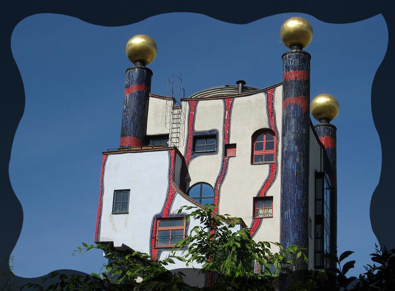 hundertwasser09.JPG - Die Kugeln des Regenturmes sind mit Blattgold verziert.