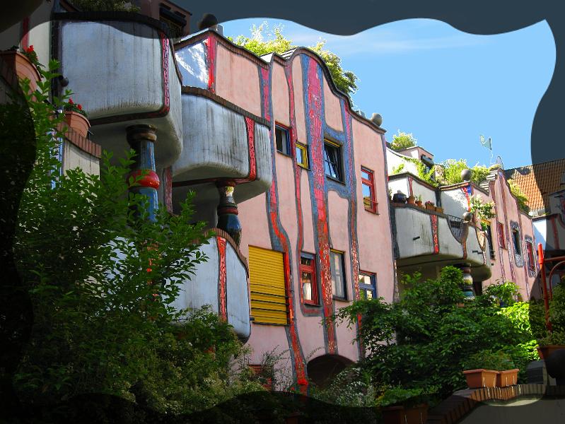 hundertwasser11.JPG - Balkone getragen von bauchigen Keramiksaeulen.