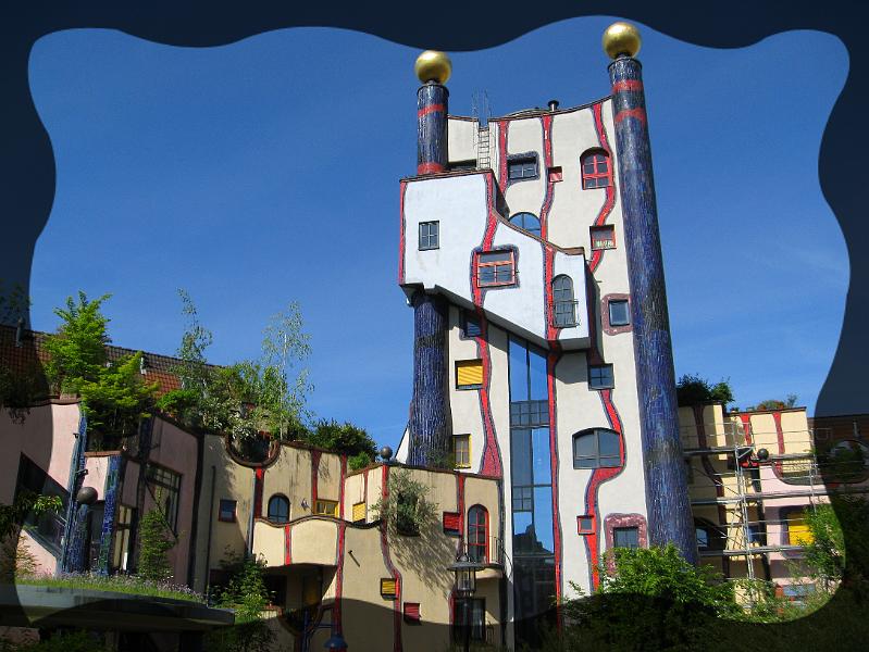 hundertwasser15.JPG - Der Turm ist 33 Meter hoch und die Kugeln haben einen Durchmesser von 1,60 Meter.