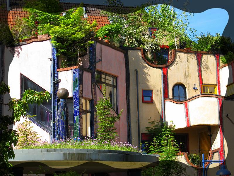 hundertwasser16.JPG - Begrünte Dachgärten und blaue Keramikbänder, die herabrinnende Regenschlieren symbolisieren sollen.