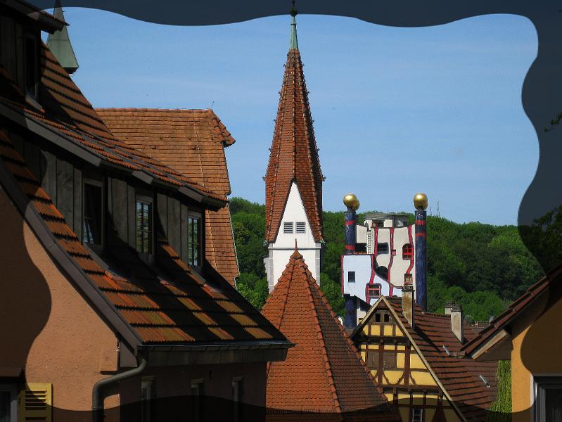 hundertwasser17.JPG - Blick über die Altstadt mit Ottilienkapelle und den Regenturm.