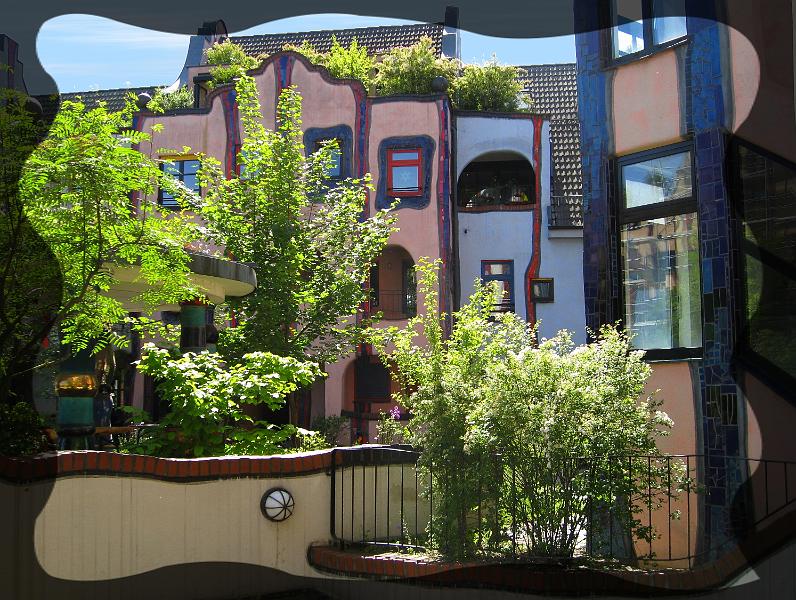 hundertwasser19.JPG - Der Innenhof ist auf dem Dach des darunterliegenden Supermarktes entstanden.