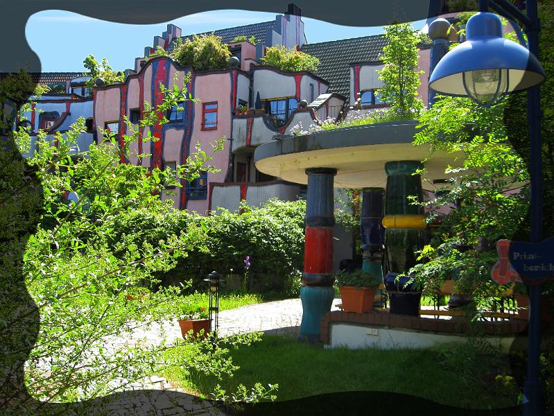 hundertwasser20.JPG - Sitzecke aus Keramiksäulen.