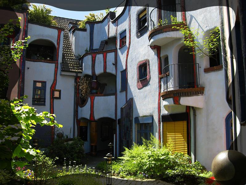 hundertwasser22.JPG - Eckansicht der bis zu dreigeschossigen Wohnanlage.