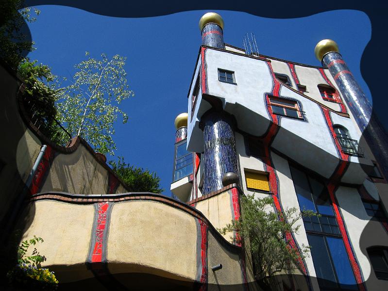 hundertwasser23.JPG - Hundertwasser war für Gestaltung der Aussenfassaden und der Gartenanlagen verantwortlich. Die Innenausstattungen der Wohnungen wurden  im konventionellen Stil gestaltet.