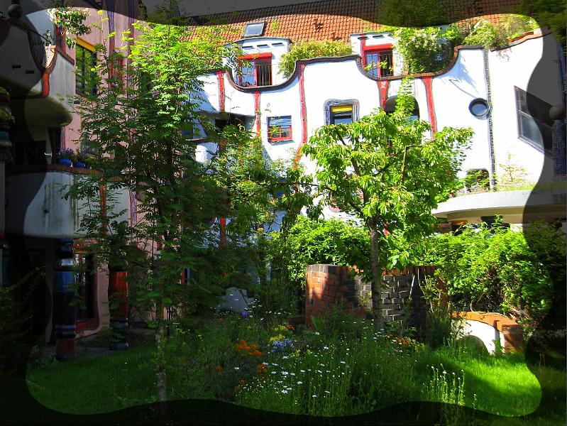 hundertwasser28.JPG - Harmonisch angelegte Innenhofgärten.