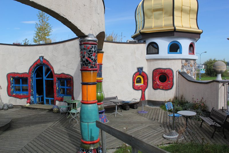IMG_1991.JPG - Innenhof mit Hundertwasser Shop