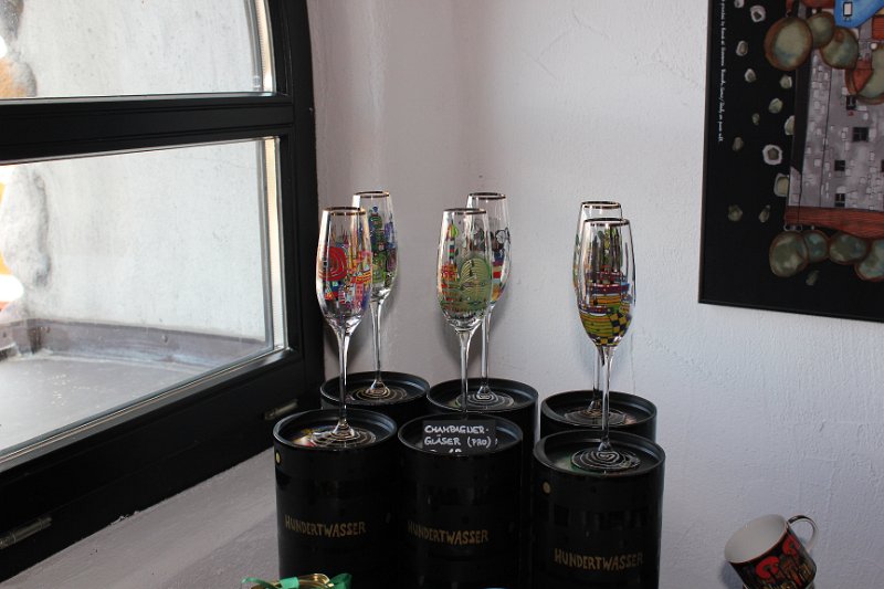 IMG_2007.JPG - Hundertwasser Shop. Champagner Gläser mit Hundertwassermotiven