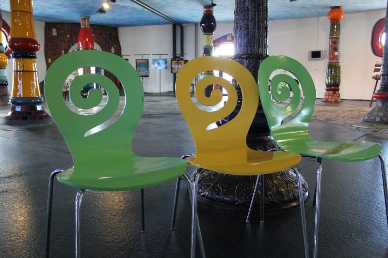 IMG_2024.JPG - Säulenhalle mit Hundertwasserstühlen