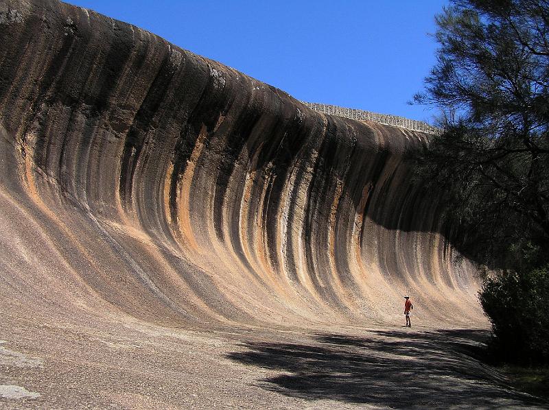 waverock3.jpg - Die Formation ist eine der beliebtesten Naturattraktionen Australiens und liegt in der Naehe von Hyden ca. 150 km oestlich von Perth.  Mehr als 140.000 Besucher kommen Jahr für Jahr, um die beeindruckende Welle zu sehen.