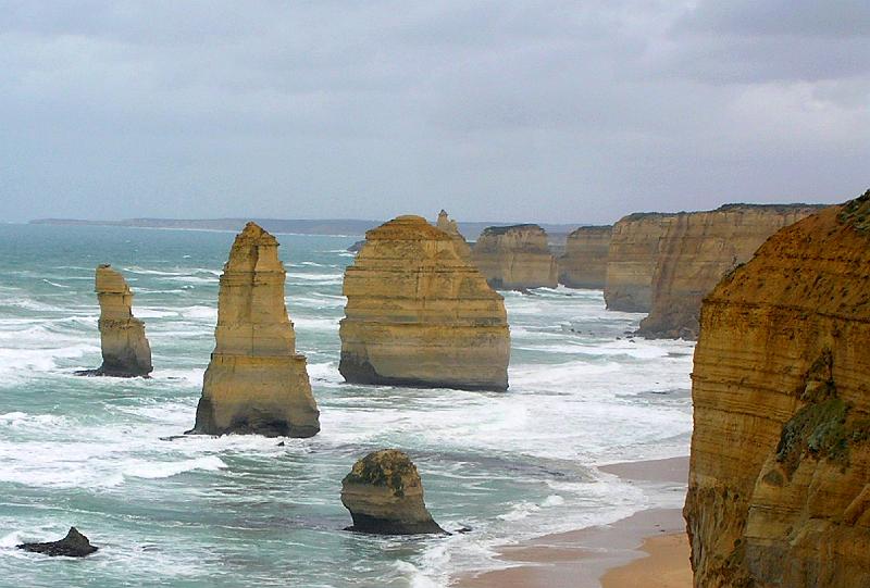 12_Apostels2.jpg - Die  Zwölf Apostel sind bis zu 60 Meter hohe, im Meer stehende Felsen aus Kalkstein. Sie liegen zwischen Princetown und Port Campbell im australischen Bundesstaat Victoria im Port-Campbell-Nationalpark.